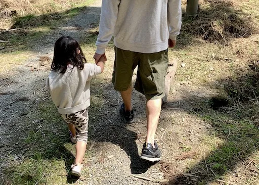 自然素材を使ったものづくりワークショップ, 子どもが自分の手で作るクラフト体験, 思い出を形にするキッズキャンプの創作活動, 集中して作品づくりに取り組む子どもたち