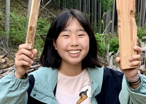 自然の中で遊ぶ子どもたち キッズキャンプ体験
森の中で探検を楽しむ子どもたちの様子, 自然体験を通して学ぶ子どもたち, 山道を歩きながら自然にふれる子どもたち
