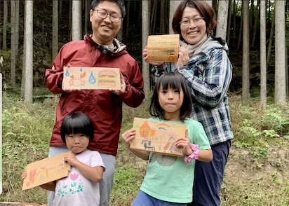 自然素材を使ったものづくりワークショップ, 子どもが自分の手で作るクラフト体験, 思い出を形にするキッズキャンプの創作活動, 集中して作品づくりに取り組む子どもたち